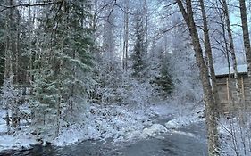 Katiskosken joenrantamökki